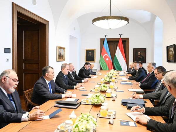 Budapeştdə İlham Əliyevin Macarıstanın Baş naziri ilə geniş tərkibdə görüşü olub - FOTO