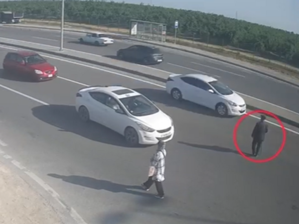 Bakıda yaşlı kişi qəzaya səbəb oldu - Özü isə ölümdən son anda xilas oldu - <span class="color_red">VİDEO</span>