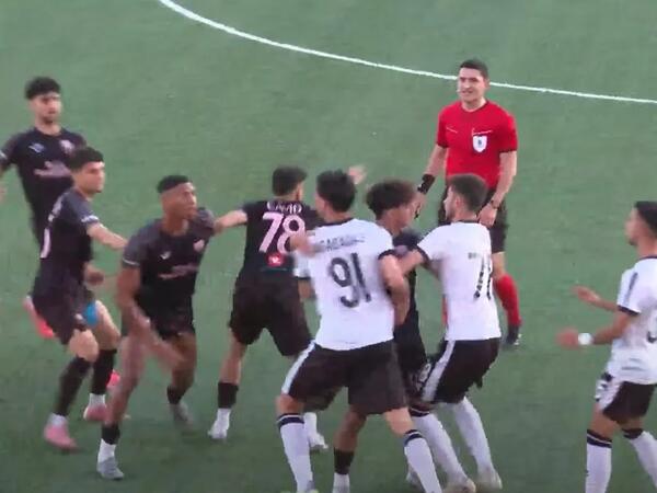 Ağadadaş Salyanski &quot;Sabah&quot;ın futbolçusunu boğmağa çalışdı, meydandan qovuldu - VİDEO