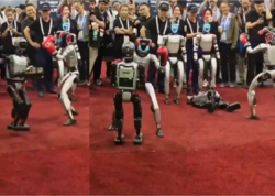 Gələcəyin döyüşçüləri - Çində robotlar döyüşdürüldü - VİDEO