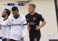 &quot;Sabah&quot; - &quot;Neftçi&quot; oyununda gülməli hadisə: Top evə girdi - VİDEO
