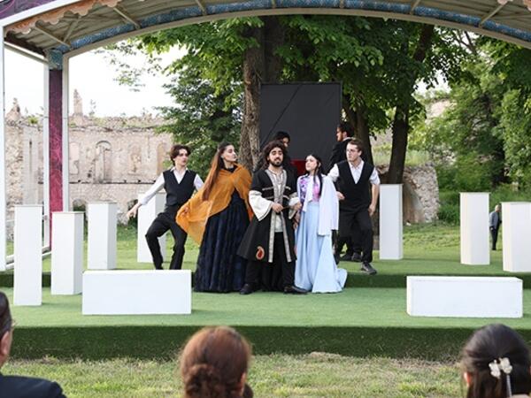 “Xarıbülbül” festivalı çərçivəsində Şuşada teatr tamaşası - <span class="color_red">FOTO</span>