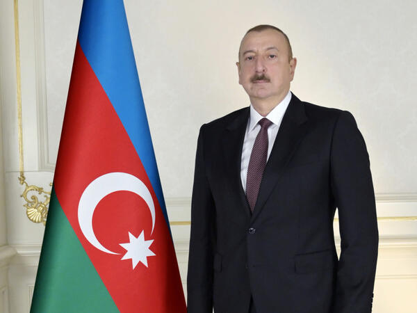 İlham Əliyev Anım Günü ilə əlaqədar Vətən müharibəsi şəhidlərinin xatirəsini bir dəqiqəlik sükutla yad edib