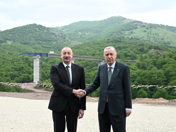 Azərbaycan və Türkiyə prezidentləri Kəlbəcər-Laçın avtomobil yolunda görülən tikinti işləri ilə tanış olublar - FOTO