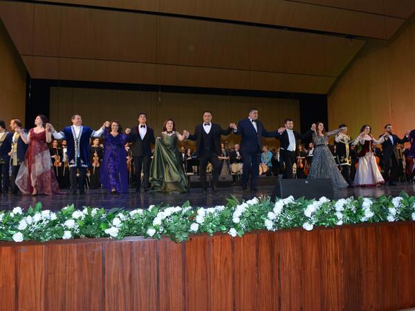 Opera və Balet Teatri  Müstəqillik Gününə həsr olunmuş möhtəşəm konsert proqrami təqdim edib - FOTO