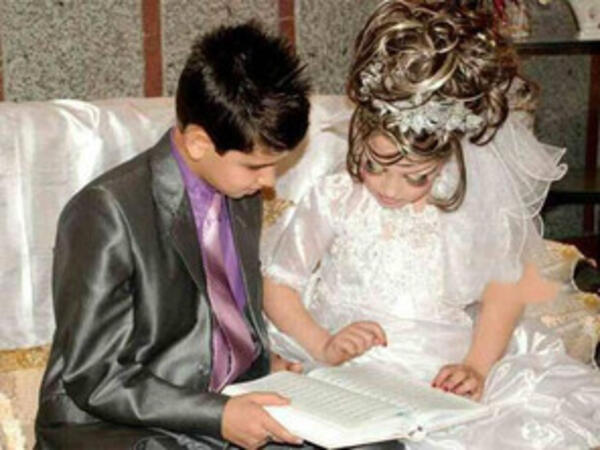 40 yaşlı qadınla 15 yaşlı yeniyetmə EVLƏNDİ: görənlər şok oldu - <span class="color_red">VİDEO</span>