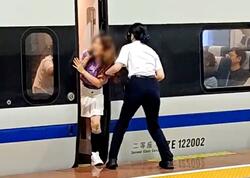 Metroda həyəcanlı anlar - Gənc qadın qatarın qapısında sıxılıb qaldı - <span class="color_red">VİDEO</span>