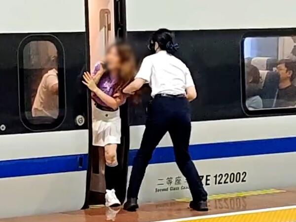 Metroda həyəcanlı anlar - Gənc qadın qatarın qapısında sıxılıb qaldı - <span class="color_red">VİDEO</span>