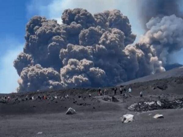 &quot;Etna&quot; vulkanı püskürdü - Qırmızı siqnal verildi - VİDEO