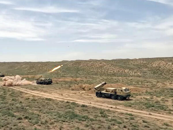 Raket-artilleriya batareyalarının döyüş atışlı taktiki təlimləri keçirilib