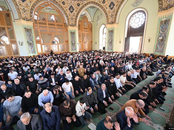 Təzəpir məscidində bayram namazı qılındı