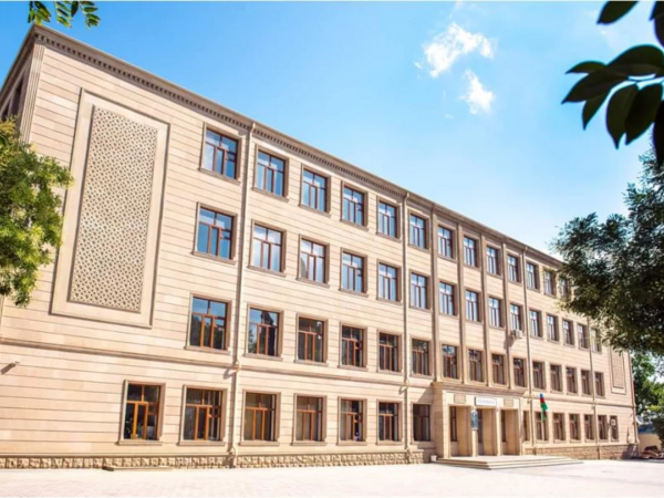 Bakıda məktəbdə insident - Şagirdlər mühafizəçiyə hücum çəkdi
