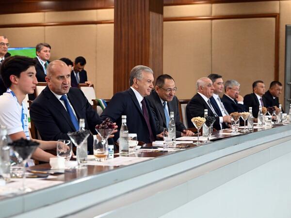 Şavkat Mirziyoyev futbolçulara BYD hədiyyə etdi - Əli Əsədov qələbəni stadiondan izlədi - FOTO