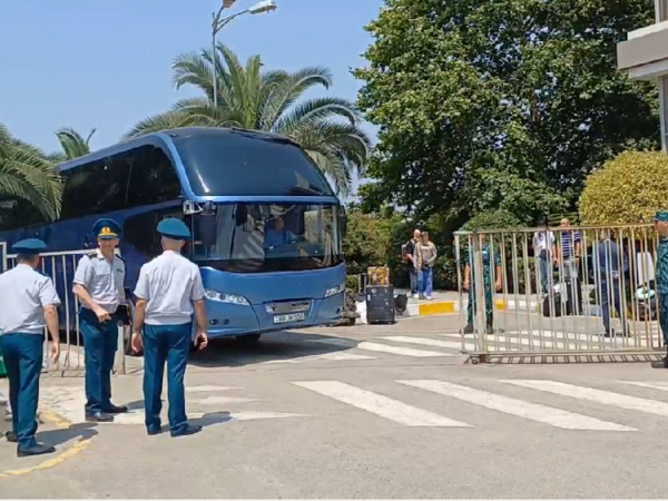 İrandan Azərbaycana təxliyə edilənlər avtobusla Bakıya yola salındı - VİDEO