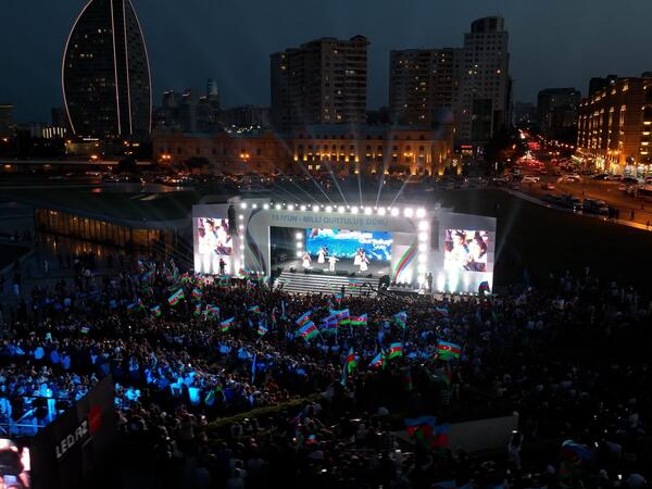 Heydər Əliyev Mərkəzinin parkında Milli Qurtuluş Günü münasibəti ilə konsert olub - <span class="color_red">FOTO</span>