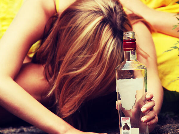 Alkoqol qadınlarda beynin immun müdafiəsini kişilərdən daha çox zədələyir