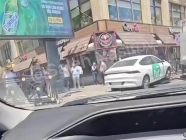 &quot;Qoç Ət&quot;in qarşısında qəza - &quot;Bolt&quot; səkiyə çırpıldı - VİDEO