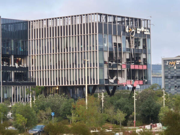 İrandan atılan raket &quot;Microsoft&quot;un binasına düşdü - Yaralılar var