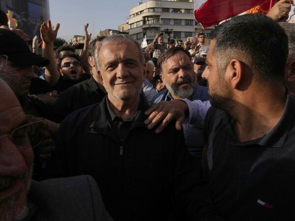 İranda etirazçılar &quot;Amerikaya ölüm&quot; şüarları ilə küçələrə çıxdı - prezident də onlara qoşuldu - <span class="color_red">FOTO</span>