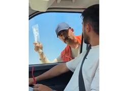 &quot;Supermen&quot; təmizlikçi zibili havada tutub, sürücüyə qaytardı - &quot;Bir daha atma!&quot; - <span class="color_red">VİDEO</span>