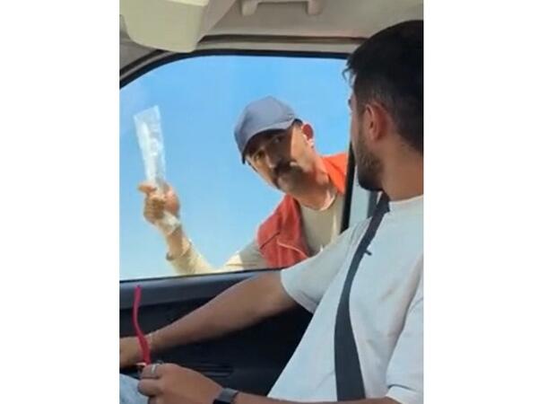 &quot;Supermen&quot; təmizlikçi zibili havada tutub, sürücüyə qaytardı - &quot;Bir daha atma!&quot; - <span class="color_red">VİDEO</span>