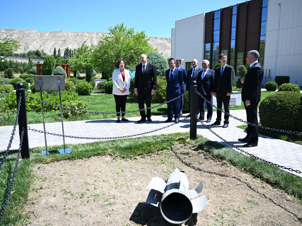 Prezident Vətən müharibəsi zamanı Ermənistan tərəfindən “Azərbaycan” İES-ə atılan raketin düşdüyü əraziyə baxıb - FOTO