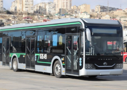 Avtobusda gərgin anlar: kişi qızı qolundan tutub ÇÖLƏ ATDI - VİDEO