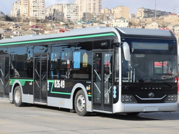 Avtobusda gərgin anlar: kişi qızı qolundan tutub ÇÖLƏ ATDI - VİDEO