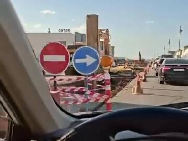 1 aydır ki, Binəqədi yolu &quot;bağlıdır&quot; - Kilometrlərlə tıxac yaranır: sakinlər yolda qalıb - VİDEO