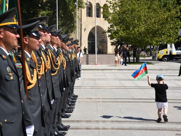 Silahlı Qüvvələr Günü münasibətilə hərbçilərin yürüşü keçirilir - <span class="color_red">FOTO</span>