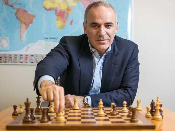Şahmat dahisi Kasparova ağır İTTİHAM: Silahlı çevrilişdə əli var?