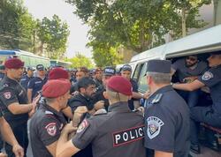 Ermənistanda polis arxiyepiskop tərəfdarlarını saxladı - <span class="color_red">VİDEO</span>