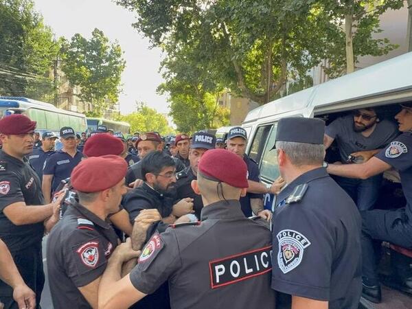 Ermənistanda polis arxiyepiskop tərəfdarlarını saxladı - <span class="color_red">VİDEO</span>