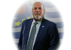 Ayda və planetlərdə torpaq satan adam: Dennis Houpun təəccüblü hekayəsi