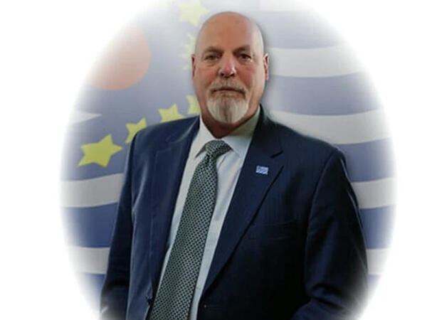 Ayda və planetlərdə torpaq satan adam: Dennis Houpun təəccüblü hekayəsi