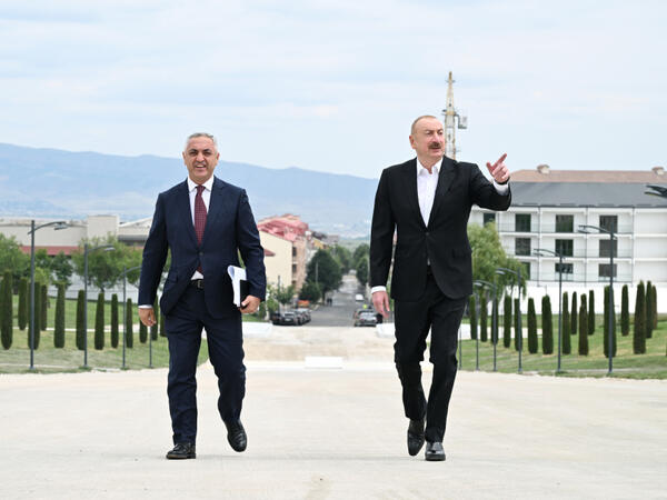 İlham Əliyev Xankəndidə Zəfər parkında görülən tikinti işləri ilə tanış olub - FOTO