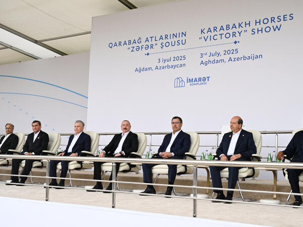 İlham Əliyev və ECO-nun17-ci Zirvə görüşünün iştirakçıları Ağdamdakı “İmarət” Kompleksində Qarabağ atlarının “Zəfər” şousunu izləyiblər - <span class="color_red">FOTO</span>