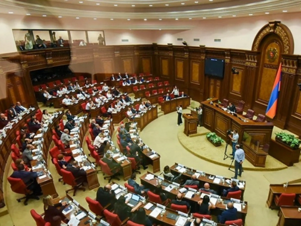 Ermənistan parlamentində qarşıdurma