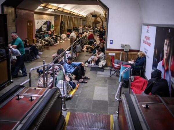Kiyevdə əhali metroya sığındı - VİDEO