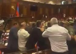 Ermənistan parlamentində yenə dava düşdü - <span class="color_red">VİDEO</span>