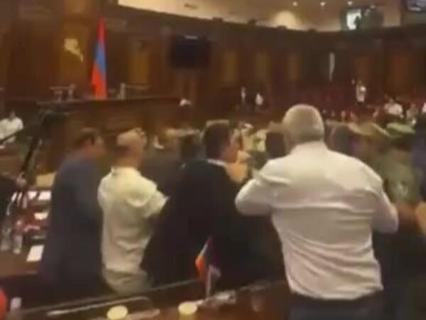 Ermənistan parlamentində yenə dava düşdü - <span class="color_red">VİDEO</span>