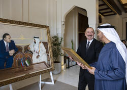 İlham Əliyev Şeyx Məhəmməd bin Zayed Al Nəhyana hədiyyə təqdim edib - FOTO
