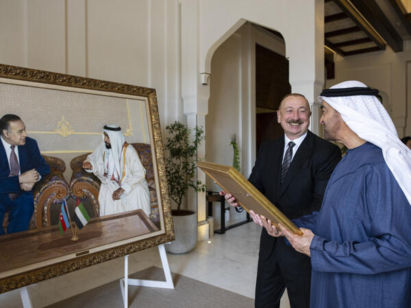 İlham Əliyev Şeyx Məhəmməd bin Zayed Al Nəhyana hədiyyə təqdim edib - FOTO
