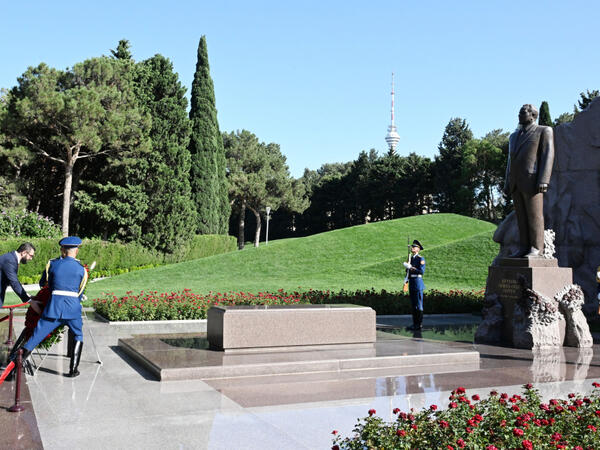 Əhməd Əl Şaraa Heydər Əliyevin məzarını ziyarət edib