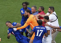 Dünya çempionatının finalında DAVA - Futbolçular əlbəyəxa oldu - <span class="color_red">FOTO</span>