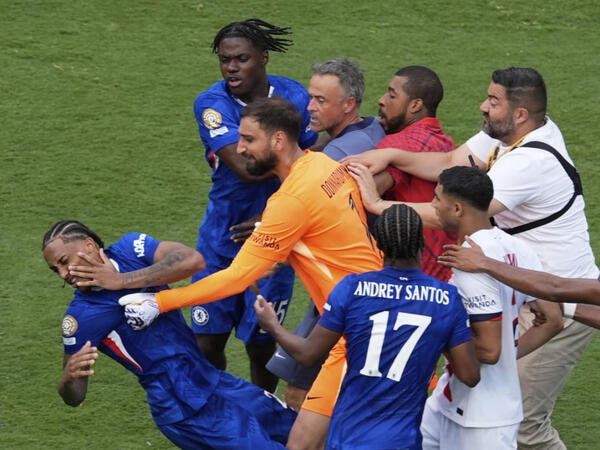 Dünya çempionatının finalında DAVA - Futbolçular əlbəyəxa oldu - <span class="color_red">FOTO</span>
