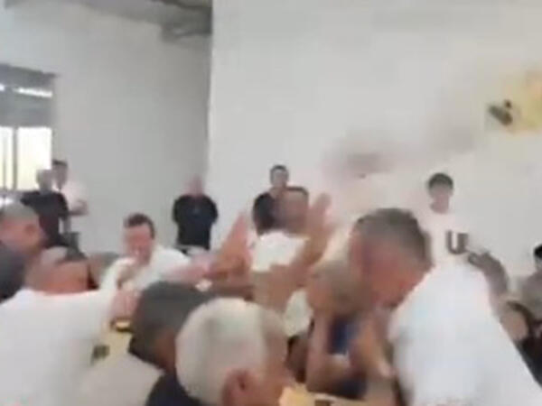 Gürcüstanda azərbaycanlı deputat seçiciyə çaynik atdı - <span class="color_red">VİDEO</span>