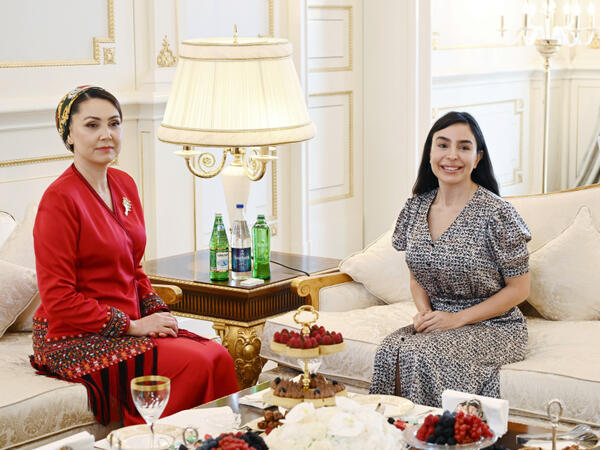 Leyla Əliyeva Qurbanqulu Berdiməhəmmədovun qızı Oquldjaxan Atabayeva ilə görüşüb - FOTO