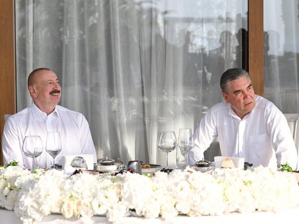 İlham Əliyev və Qurbanqulu Berdiməhəmmədov birgə nahar ediblər