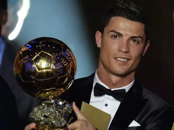 Ronaldo 2013-cü ildə qazandığı “Qızıl top”u satdı - <span class="color_red">FOTO</span>